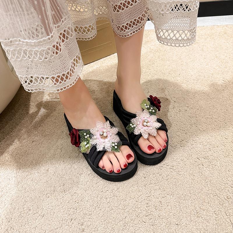 Fashion Summer New Fashion Embroidery Flowers Flip-flops Outside Wear Non-slip Thick Bottom Beach Sandals Slippers Female