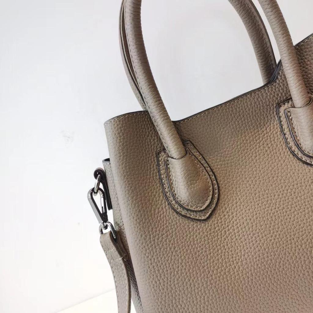 2025 Women's Genuine Leather Tote: High-End, Large Capacity, Commuter Handbag