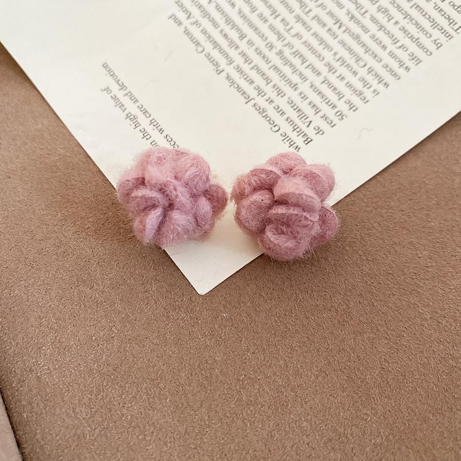 Silver Needle Wool Flower Stud Earrings - Bohemian High-End Fashion for Autumn/Winter