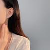 Exquisite Einbuchstaben-Süßwasserperlen-Ohrringe für Damen mit Nischendesign Leichter Luxus High-End-Ohrringe