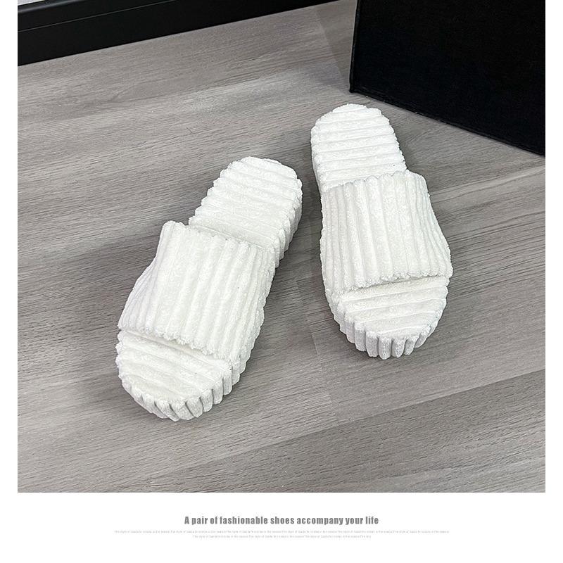 Fashion 2025 Spring New Thick-soled Outdoor Slippers Fashion Open-toed Flip Flops