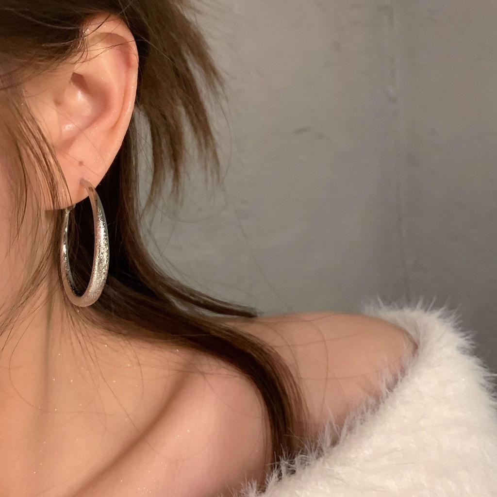 Große runde Creolen aus Sterlingsilber, Leichter Luxus, Süßer Cooler Stil, Nischenschmuckdesign für Herbst und Winter.