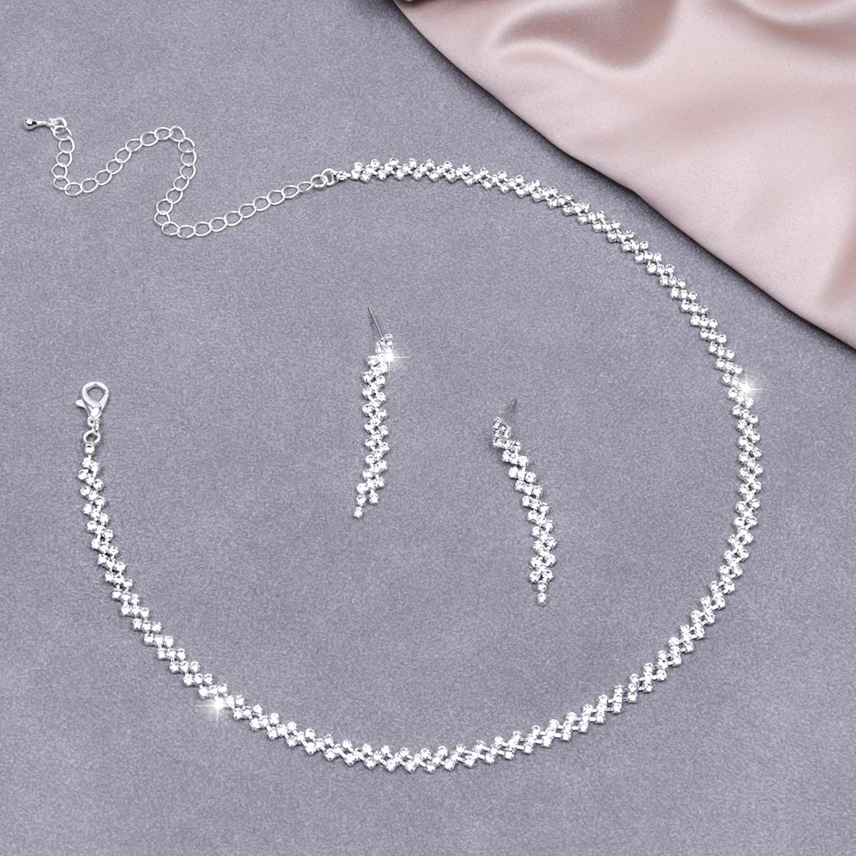 

A Set of Jewelry, Exaggerated Necklace, Exquisite Necklace, Exaggerated Earring Set, Necklace, Dinner Accessories 38CM серебряный