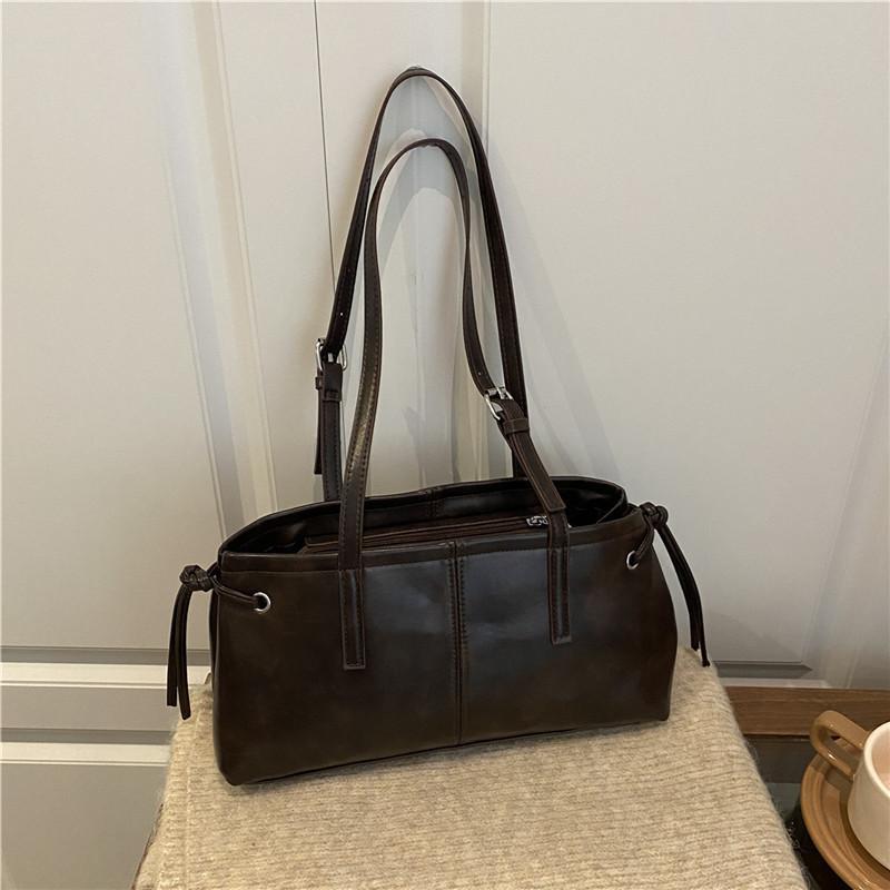 Fashion Commuter Large Capacity Casual 2025 New Textured Retro Ladies Pendant One Shoulder Underarm Portable Tote Bag