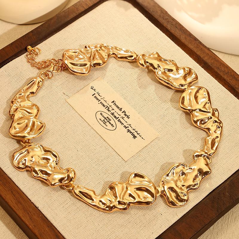 European & American Irregular Pleated Alloy Necklace: Trendy Light Luxury Design Choker