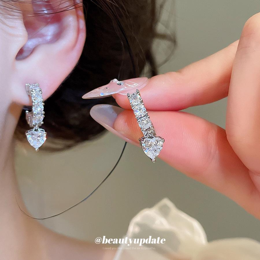 Silver Needle Zirconia Heart-Shaped Geometric Stud Earrings - Elegant and Fashionable Jewelry for Women