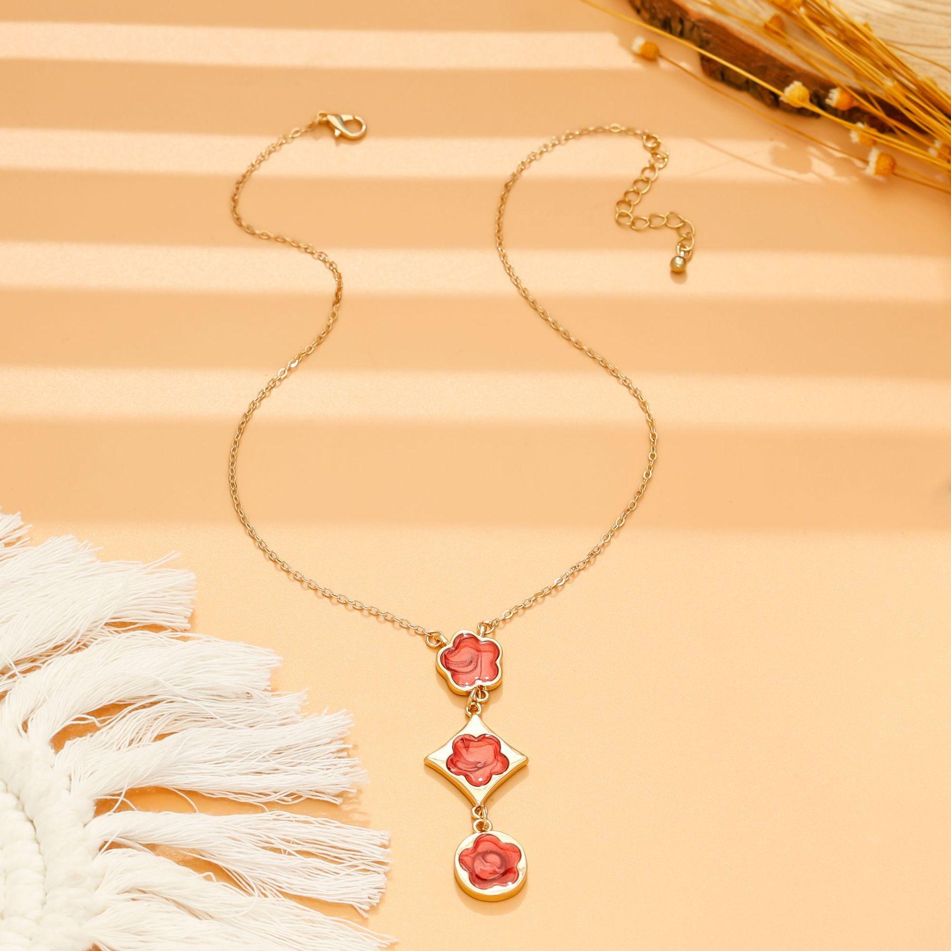 

Темпераментная цепочка на ключицу с клевером на удачу, женская мода, ромбовидная, с двойным цветком, с кисточкой-подвеской, для многослойного ношения, длинное ожерелье красный