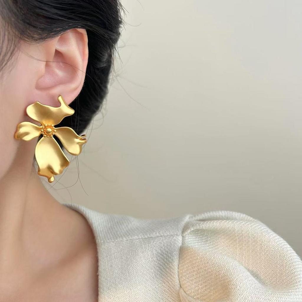 High-End Metal Irregular Flower Stud Earrings Atmospheric Earrings Luxury Personality Fashionable Petal Earrings