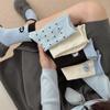 Blau-weiße Socken für Mädchen, Herbst Cartoon Kleine Schwarze Kohlekugel Mid-Calf Socken, College-Stil Farbblockierende Aufgerollte Socken