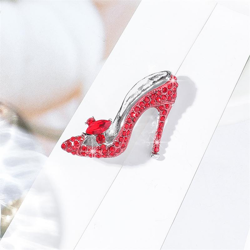 

Брошь на высоком каблуке из сплава с инкрустацией кристаллами для вечернего платья и пальто