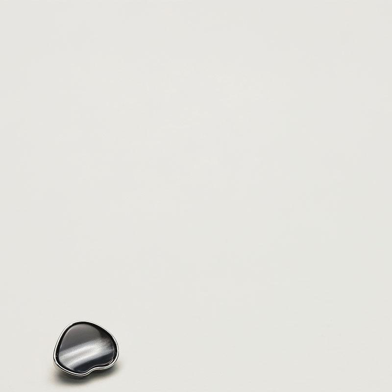 

Love small buttons imitation shell metal buttons knitted cardigan sleeve collar buttons small fragrant women s sweater suit buttons 3 #[15mm love silver edge imitation shell black]