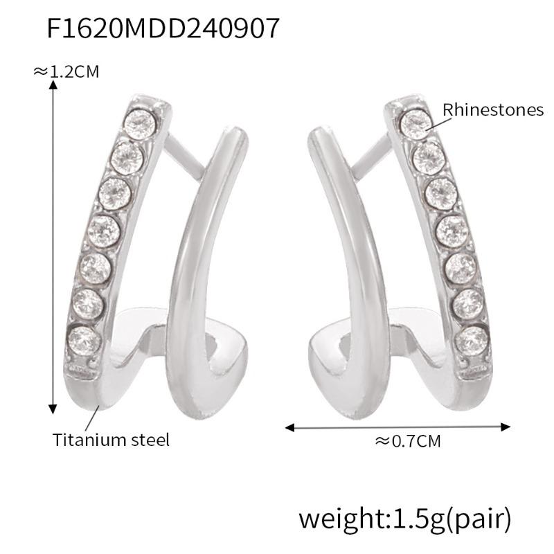 

Минималистичные шикарные серьги: Двухслойные маленькие серьги-гвоздики в форме буквы С с акцентами из бриллиантов паве - универсальные для повседневной носки, непринужденная роскошь