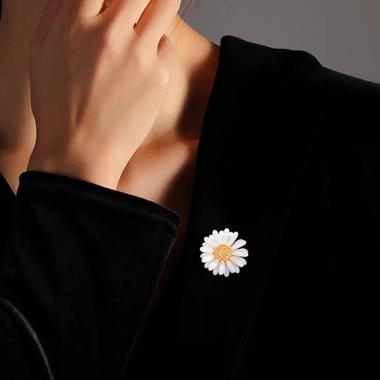 Women Brooch Sparkling Rhinestones Chrysanthemum Shape Lapel Pin Suits Coats Bags Scarves Badge Versatile Accessory