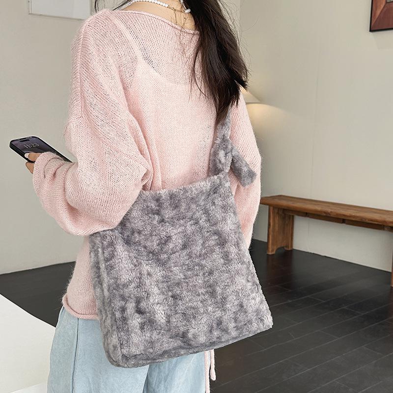 Korean Style Plush Tote: Women's 2025 Fashion, Large Capacity Bucket Shoulder Bag for Autumn/Winter