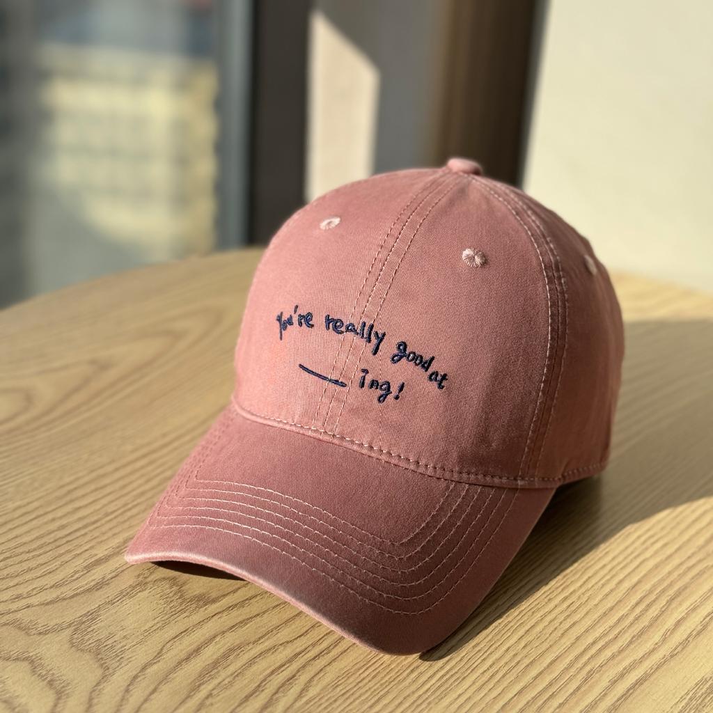 2026Neue stilvolle Baseballkappe mit weichem Schirm für Damen, Stickerei mit Buchstaben im japanischen Stil, Unisex-Frühlings-Sommer-Hut, der das Gesicht kleiner aussehen lässt