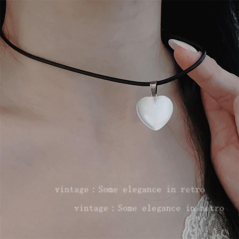 

Simple Personality Colorful Crystal Clear Opal Heart Pendant Black Rope Necklace for Women Collar Chain Trendy Charm Jewelry білий
