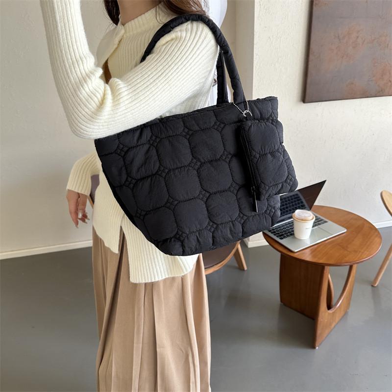 Stylish Large Capacity Quilted Tote Bag For Women Fashionable 2023 Trendy Shoulder Bag