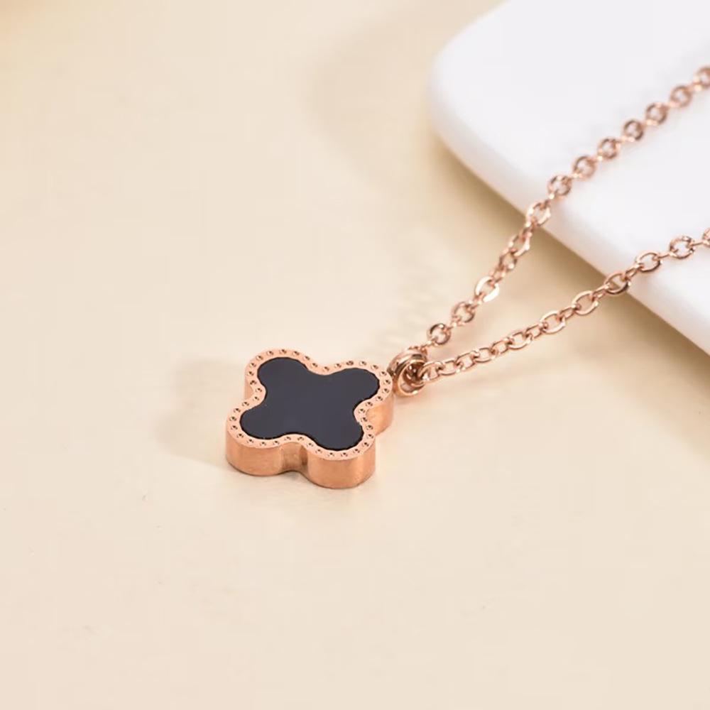 18K Roségold Titanstahl Vierblättriges Kleeblatt Halskette, Nicht verblassende Schwarz-Weiß Perlmutt Kette, Trendiger 2026 Damenschmuck