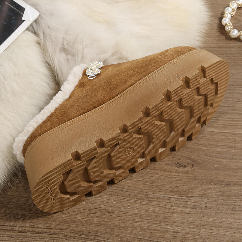 Fashion Warm Plush Thick Bottom Outdoor Slippers Women 2025 Winter Chunky Platform Wedge Heel Non Slip Indoor Slippers Furry House Shoes