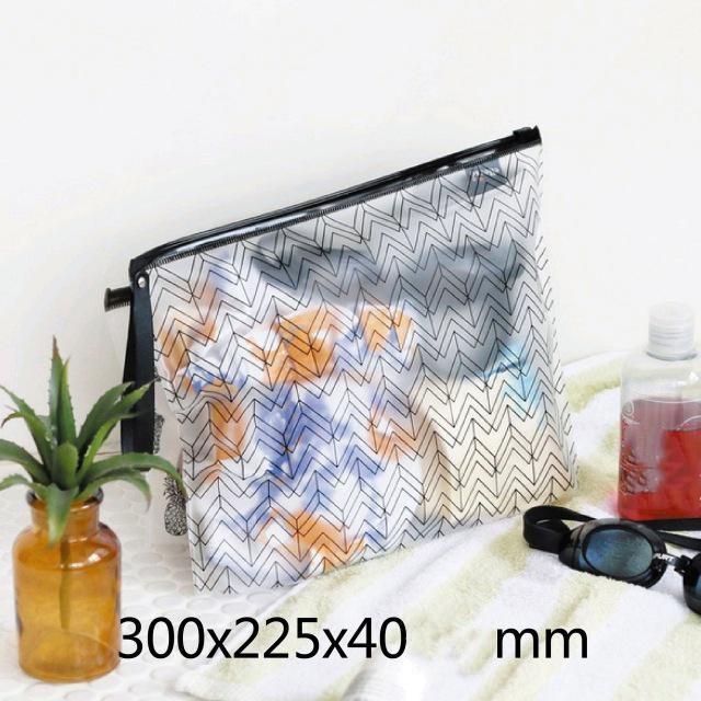 

Маленькая прозрачная косметичка L