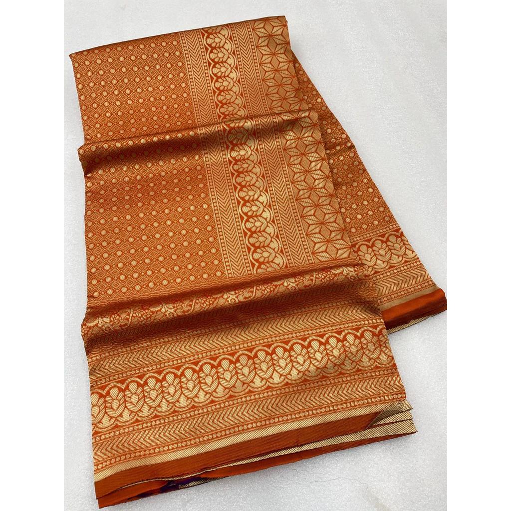 Seiden-Sari aus dem ALMAARI-Store ist mit wunderschönen Zari-Arbeiten in Form traditioneller Motive verziert.