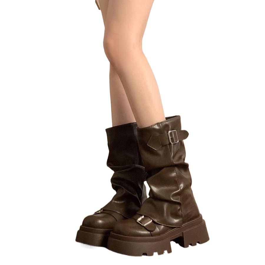 Dámské vintage hnědé kozačky do půli lýtek s robustní podrážkou, zvyšující výšku, kolekce jaro/podzim 2025.
