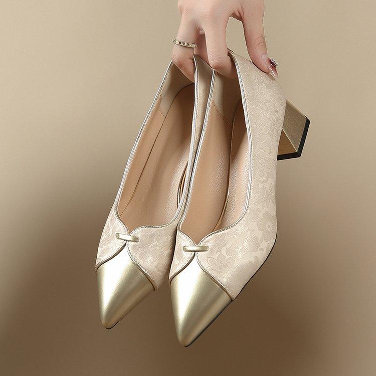 

Elegant retro embroidery color matching single shoes women s 2025 new temperament pointed thick heel breathable light mouth fashion high heels 40 абрикосовый