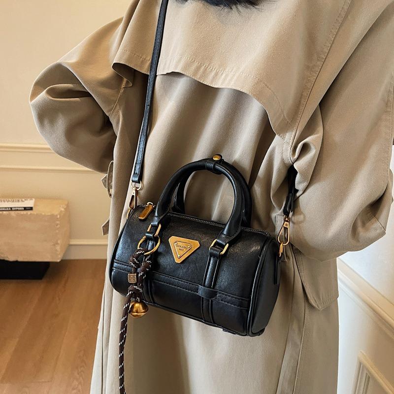 High-end Niche Bag Women's Autumn and Winter Retro New Fashion Messenger Bag Portable Commuter Pillow Bag