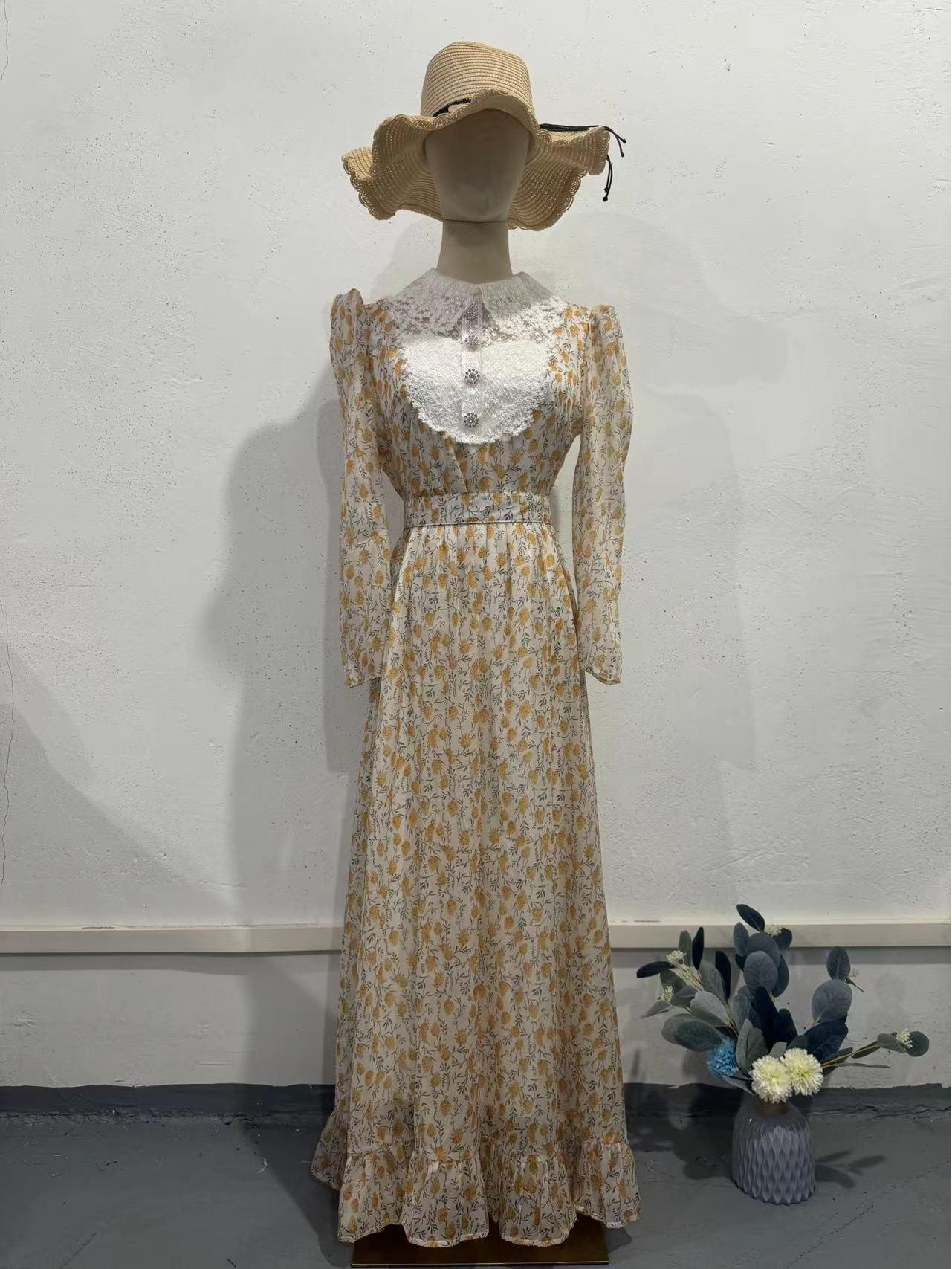 

Платье приталенного силуэта с цветочным кружевом на лацканах и кукольным воротником, 2024 L