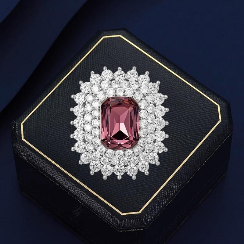 Retro Square Brooch, High-end Feminine Charm, Simple Crystal Corsage, and Niche Design Sense Brooch