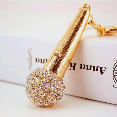 Chaveiro Microfone Strass: Presente de Moda Exquisito para Amigos