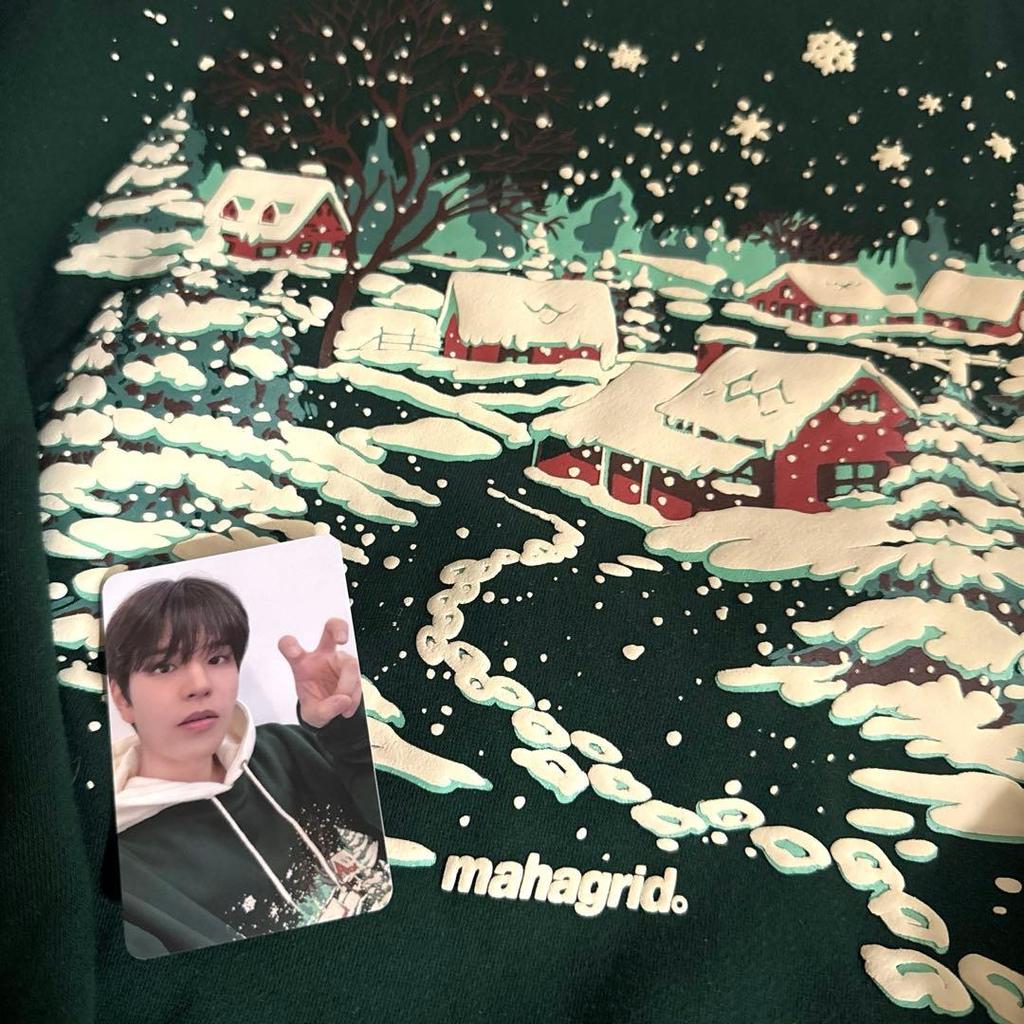 [USED] Rare! StrayKids x mahagrid Sweatshirt with Trading Card (Seungmin)