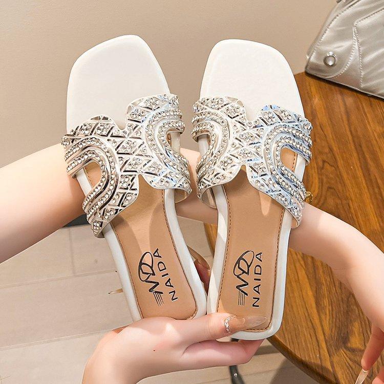

2025 new Internet celebrity rhinestone flat bottom drag women summer wear casual slippers low heel one word sandals large size beach shoes 36 белый