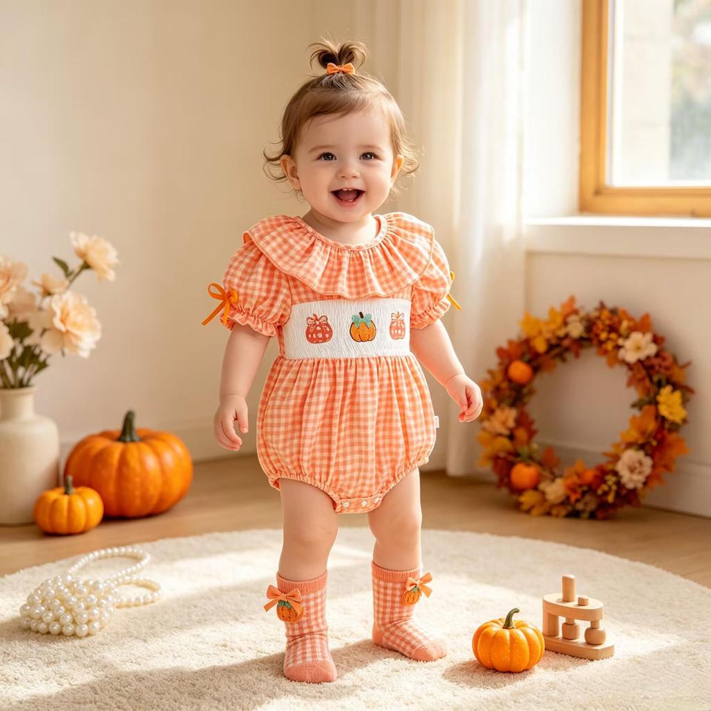 Tuta da bambina con ricamo di zucca e maniche a sbuffo a quadri arancioni