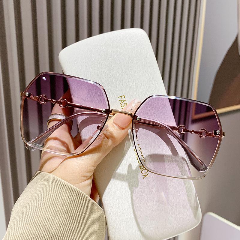 Men's and Women's Sunglasses: Stylish, UV-Protection for Driving and Travel