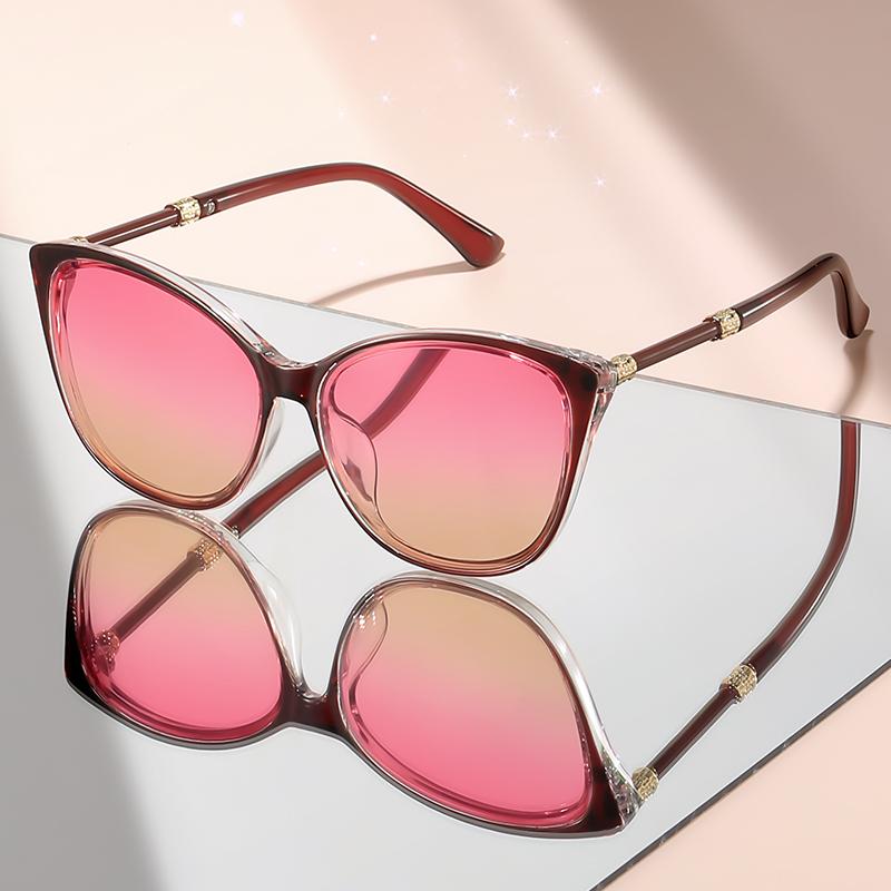 

Cat-eye fashionable sunglasses, when worn daily, exude a sense of sophistication and are adorned with metal accents The above t