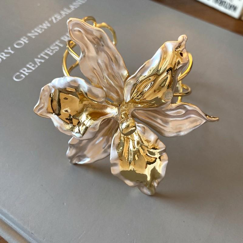 Durchbrochenes Lilienblumen-Armband Damen Vintage Chic Legierung Armreif Leichter Luxus-Stil Goldton
