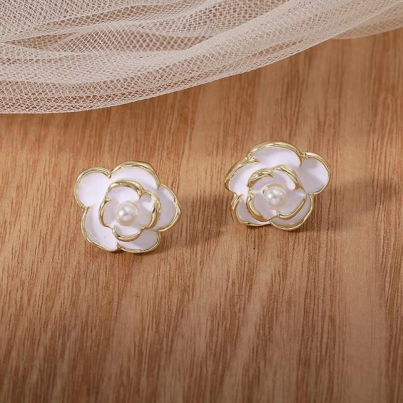 New Flower Hanging Earrings White Enamel Floral Acrylic Petals Crystal Imitation Pearl Dangle Earrings for Women brincos