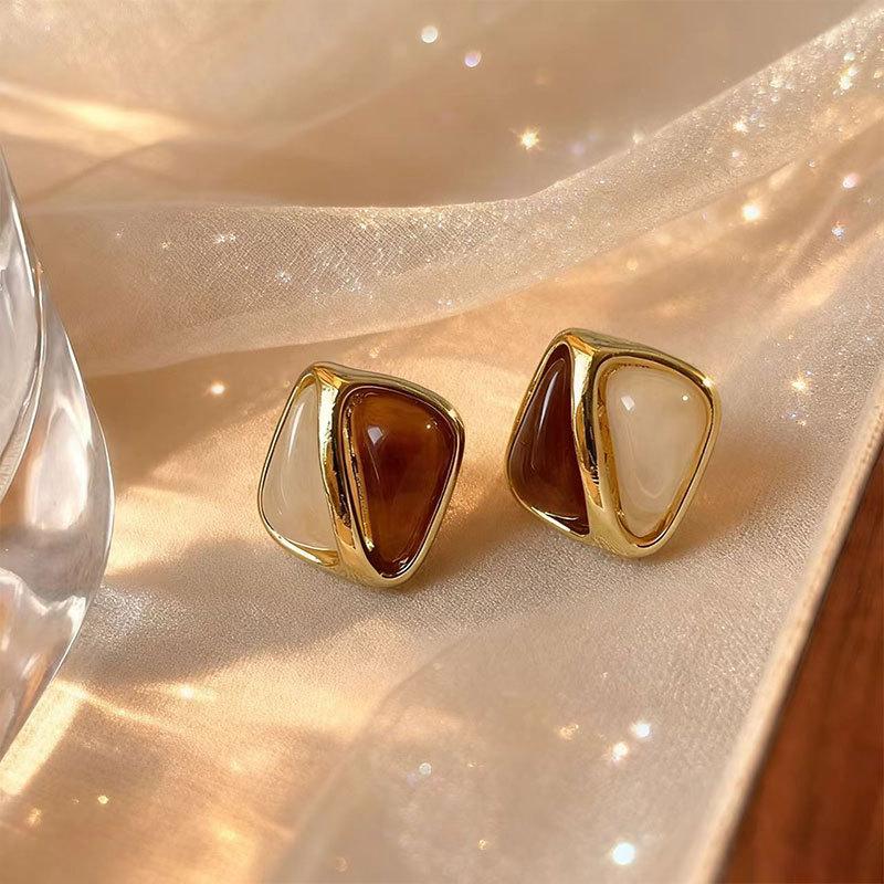 Maillard Contrasting Amber Stud Earrings Retro Hong Kong Style Earrings Women'S Light Luxury High-End Fashion Versatile Earrings