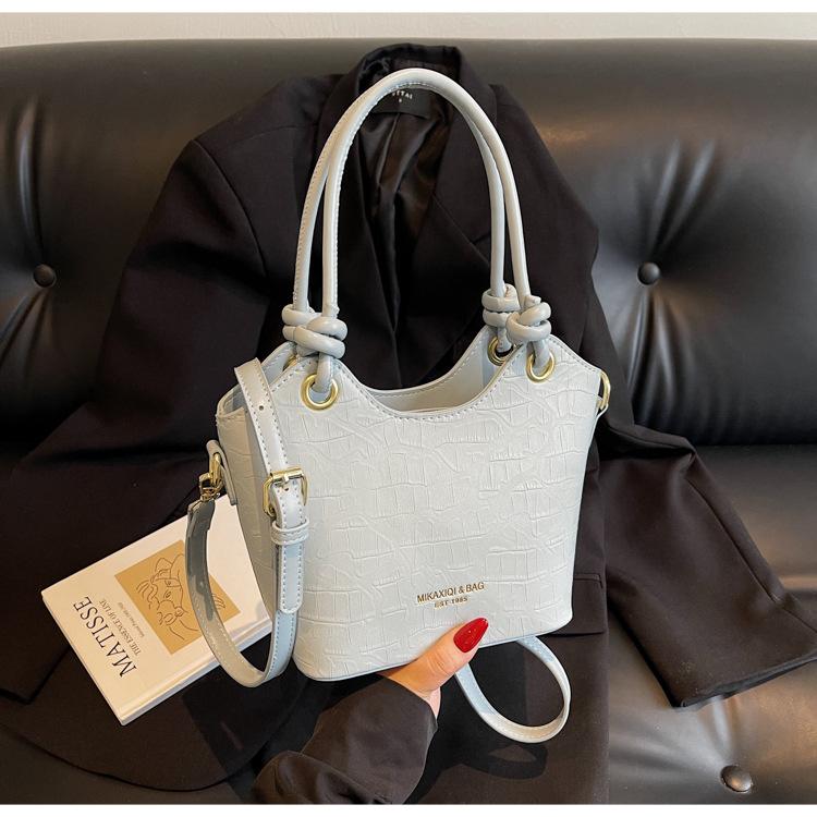 

Нишевая сумка женская с чувством дизайна портативная сумка-ведро 2025 новая трендовая повседневная простая на плечо мессенджер женская сумка