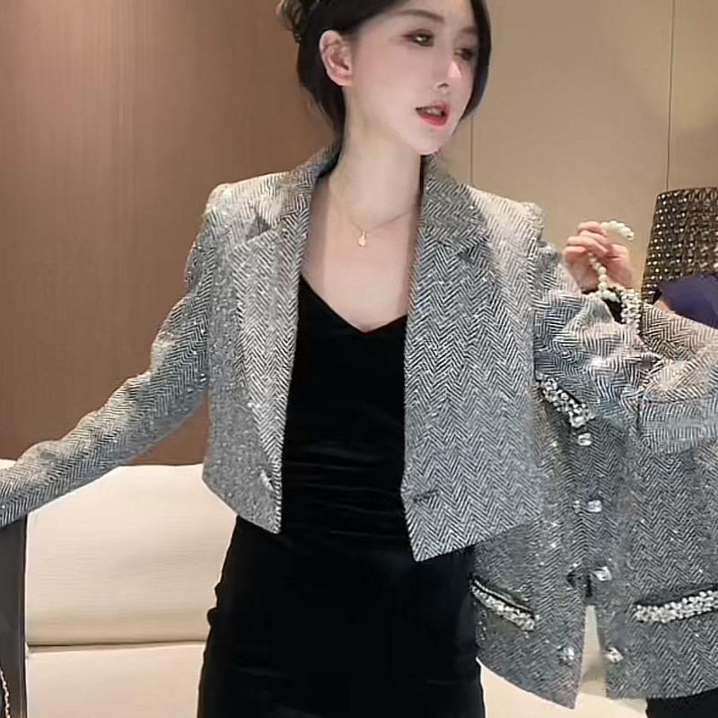 

Роскошная короткая куртка во французском стиле источает элегантный аромат. Модное пальто с длинным рукавом. M