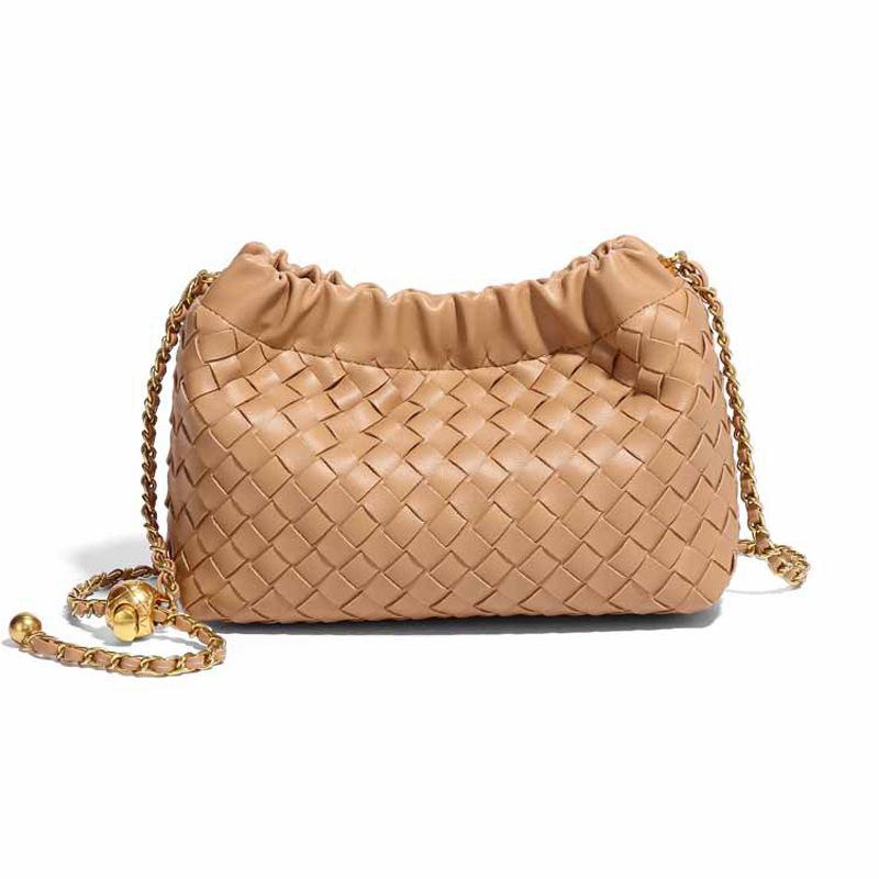 Retro Fashion Single-shoulder Crossbody Bag with Pleated Cloud-patterned Chain Strap