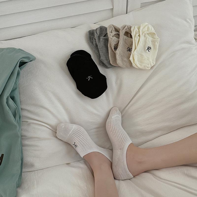 Spring and Summer Solid-color Bow-embroidered Silicone Anti-slip Invisible Socks for Women, Shallow and Non-falling Heel Boat Socks