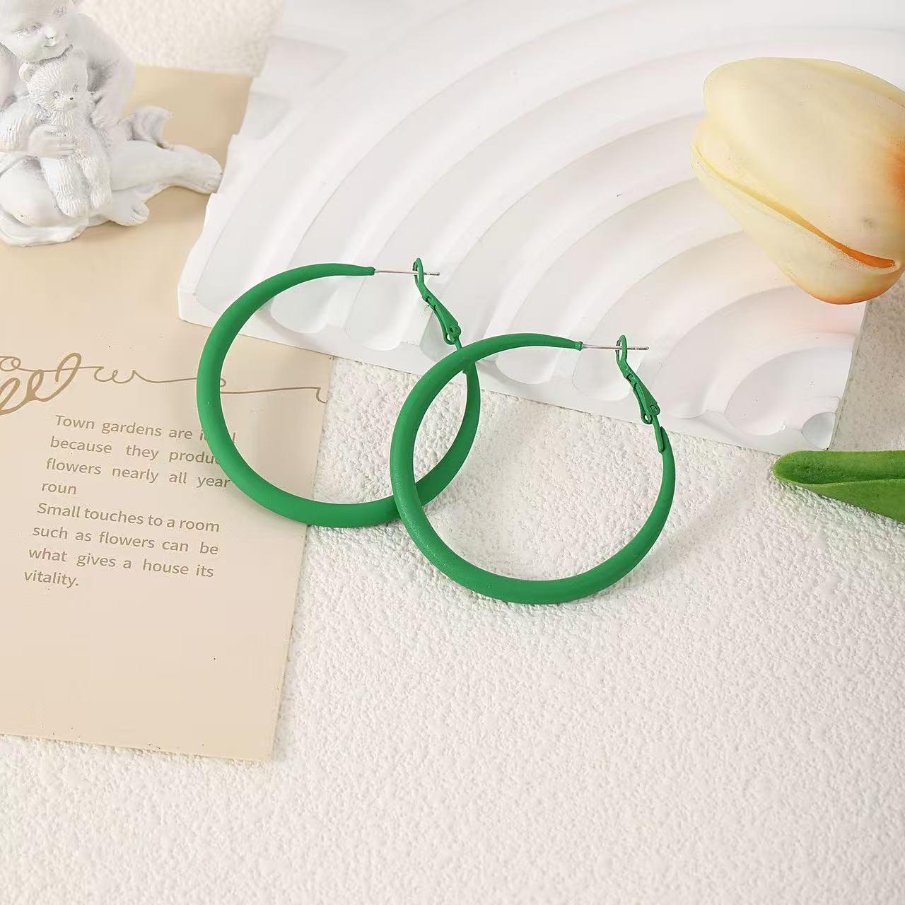 Универсальные серьги-кольца с розой от Лю Ифэй: Элегантные украшения с характером на 2025 год темно-зеленого
