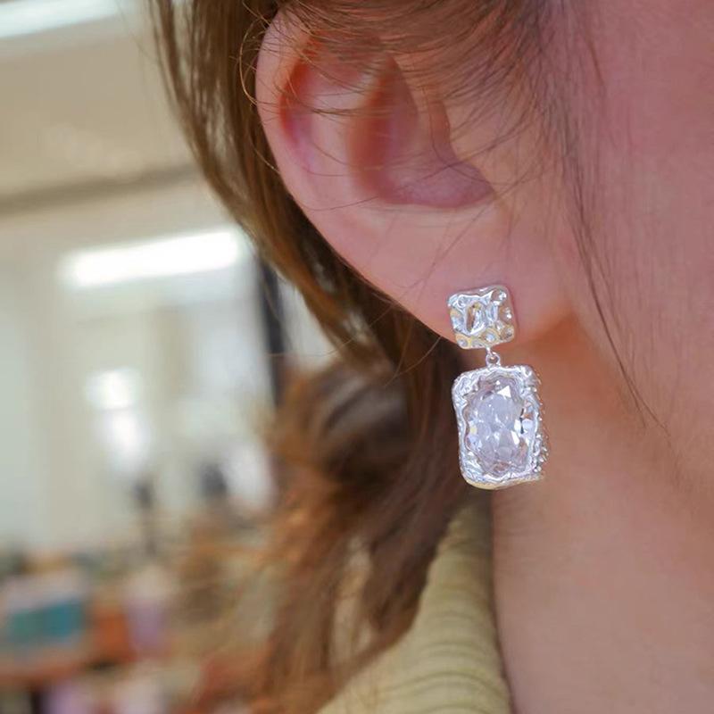 Ear clips without ear piercings~ Stylish, simple and transparent square crystal stud earrings, personalized niche design, trendy earrings