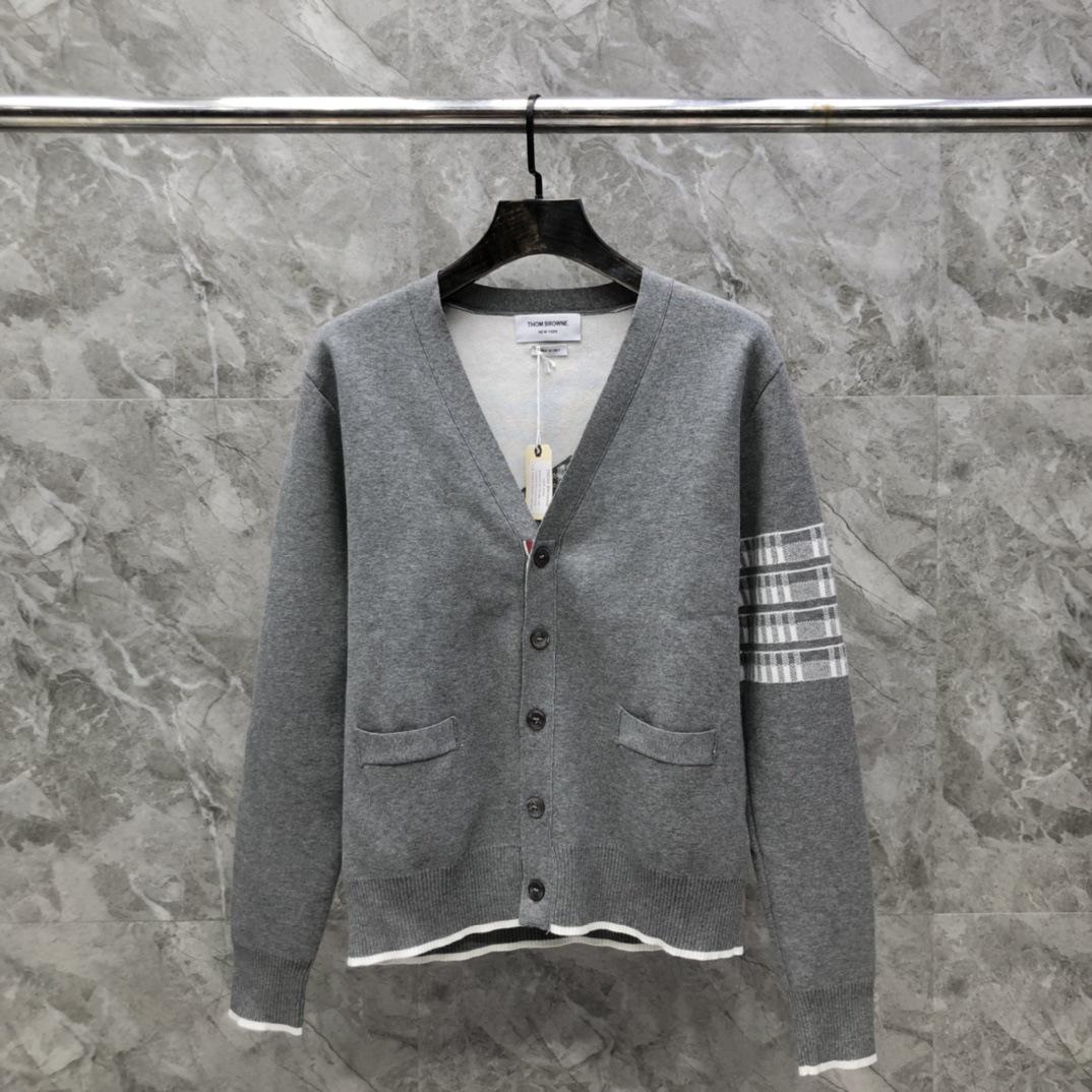 

Унисекс-кардиган с жаккардовым узором «Самолет» и четырьмя перекладинами — повседневный и универсальный вариант для осени/зимы. Size 1 серый