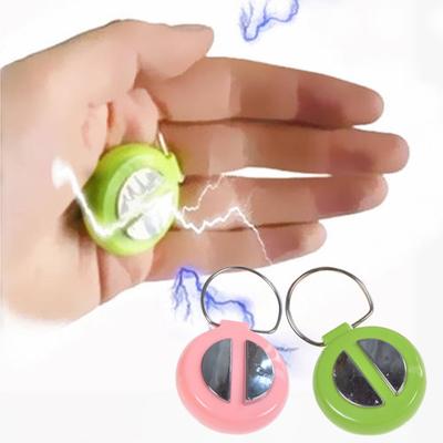 Handschlag Stromschlag Spielzeug Mini Sicher Batteriebetrieben Zufällige Farbe mit Ring Streich Requisiten Geschenke Aprilscherz Handschlag Trickspielzeug für Party