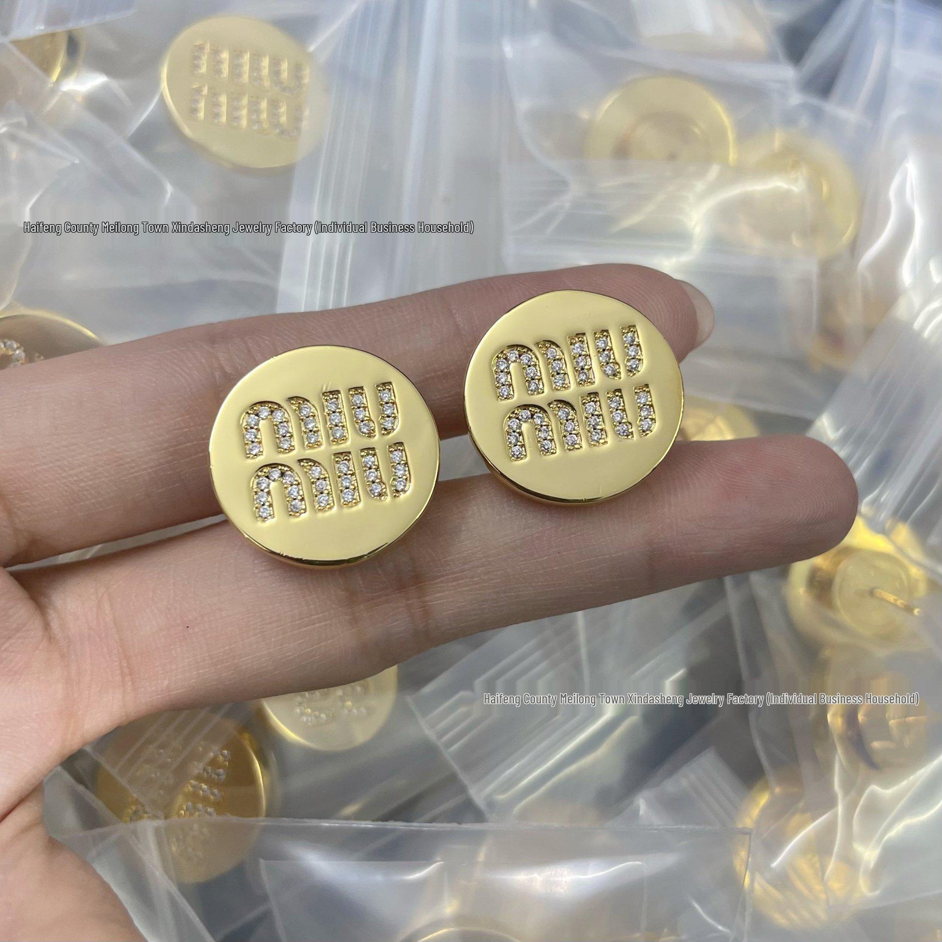 

Серьги-пусеты Miu Miu Сердце Эмаль - Женская Мода Универсальные Высокая Версия Ювелирные Изделия с Буквами Miu