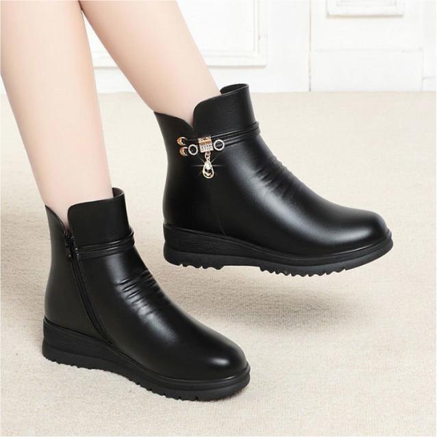 Leather Women Boots  Winter Thick Wool Lined Genuine Leather Women Snow Boots Large Size Women Winter Shoes