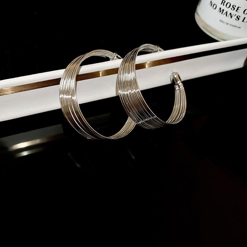 Europäischer & Amerikanischer Stil Geometrisches Mehrlagiges Metall-Halskettenset - Kaltes, Nischen- und Schickes Design für Frauen.